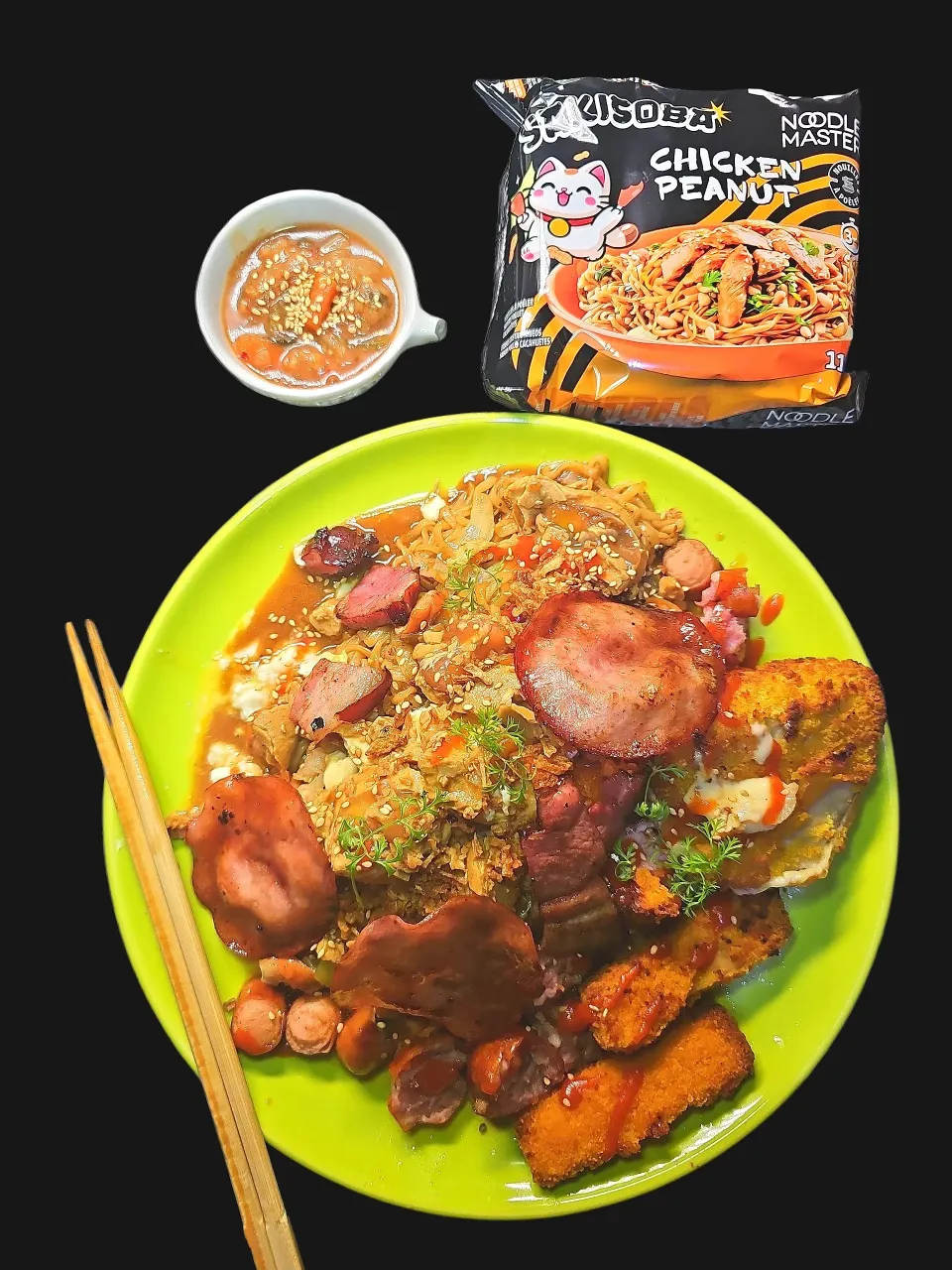 🇯🇵Instant Noodles Yakisoba ,fried fish,sausages,bacon,smoked pork belly,eggs,cabbage,chili,eggs,kimchy🇯🇵|KWAII69さん