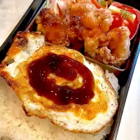 おっさん弁当　トマト　俺のチンピラ　サラダ　唐揚げチリソース　目玉の親父　おにぎり|ひげおやじさん