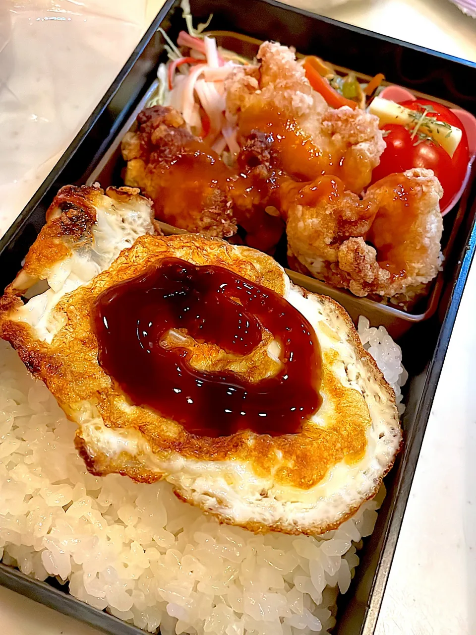 おっさん弁当　トマト　俺のチンピラ　サラダ　唐揚げチリソース　目玉の親父　おにぎり|ひげおやじさん