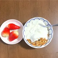 今日の朝ご飯　ぼくが風邪をひいちゃったので感染を避けるためはやとは昨晩急遽藤沢に帰ってしまいました。はやとの朝ご飯用の開封済みのヨーグルトを早く消費するためにフルグラと一緒にいただきます。はやとも食べる予定だった苺も痛まないうちに一気に消費します。|なびさん