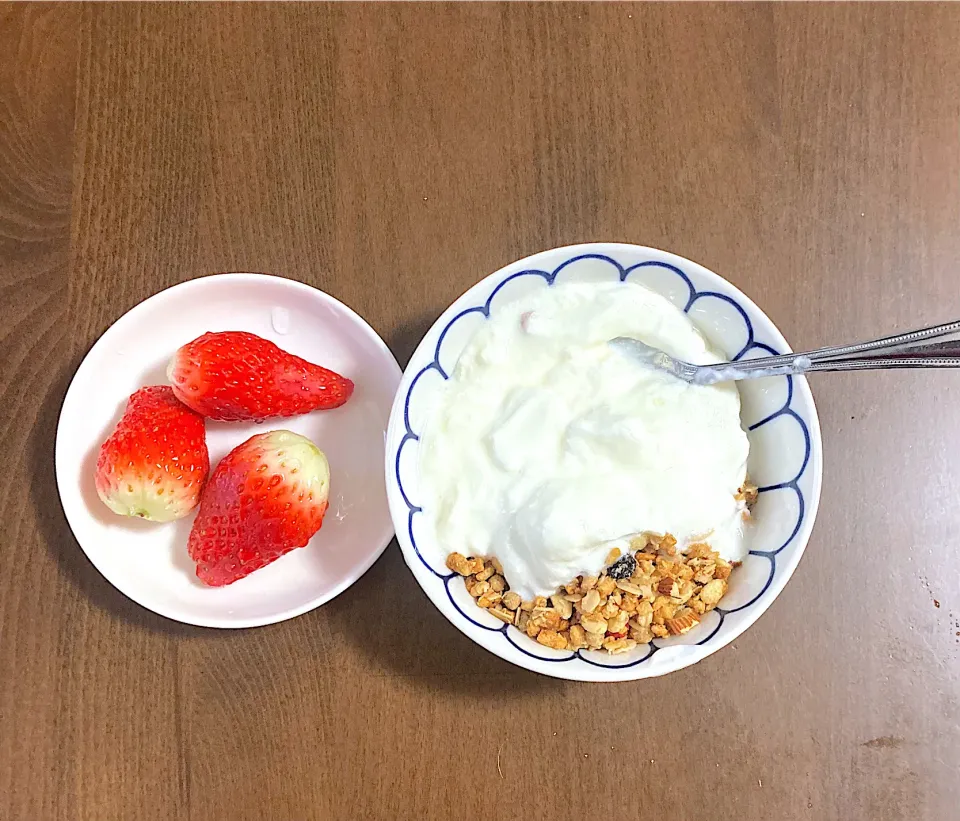 今日の朝ご飯　ぼくが風邪をひいちゃったので感染を避けるためはやとは昨晩急遽藤沢に帰ってしまいました。はやとの朝ご飯用の開封済みのヨーグルトを早く消費するためにフルグラと一緒にいただきます。はやとも食べる予定だった苺も痛まないうちに一気に消費します。|なびさん