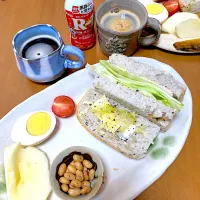 朝焼き食パンで朝ご飯♡|さくたえさん