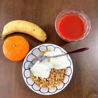 今日の昼ご飯　一昨日くらいから風邪っぽかったので今朝病院に行ったらＢ型インフルエンザでした。昨年末にＡ型に罹り、今度はB！やんなっちゃう💦昨晩、はやとが急遽藤沢に帰ってよかった。はやとの朝ご飯用のヨーグルト、フルグラ、バナナを消費します。さらにみかんとトマトジュースもいただきビタミン補給|なびさん