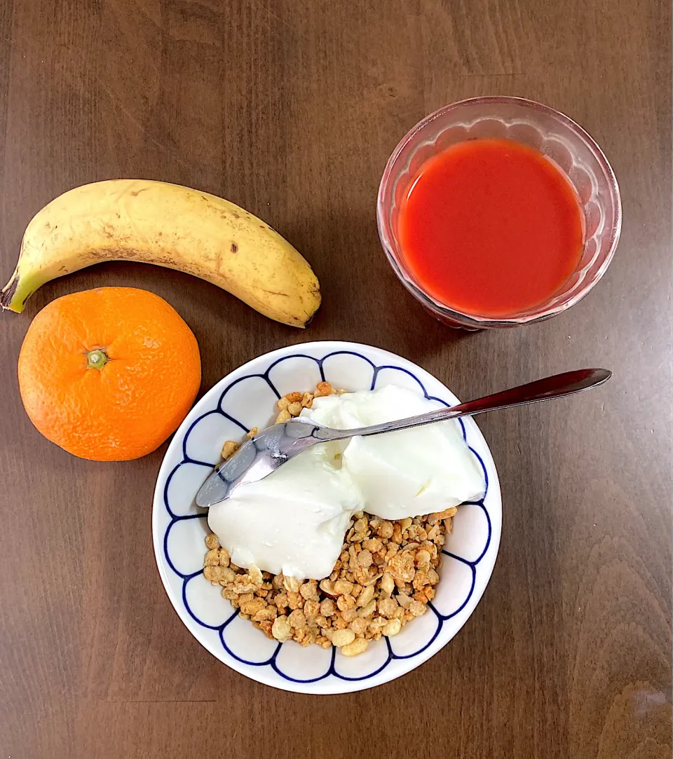 今日の昼ご飯　一昨日くらいから風邪っぽかったので今朝病院に行ったらＢ型インフルエンザでした。昨年末にＡ型に罹り、今度はB！やんなっちゃう💦昨晩、はやとが急遽藤沢に帰ってよかった。はやとの朝ご飯用のヨーグルト、フルグラ、バナナを消費します。さらにみかんとトマトジュースもいただきビタミン補給|なびさん