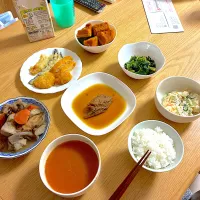 カレイの煮付け、茄子天、イカ天、とんかつ、コロッケ、ほうれん草のおひたし、ポテトサラダ、ちくわと根菜の田舎煮、トマトポタージュ、かぼちゃのおふくろ煮。|くろーぶやんさん