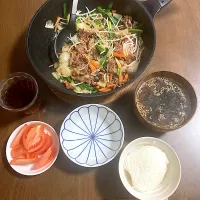 今日の晩ご飯　牛肉のスタミナ炒め、トマトサラダ、韓国風味わかめスープ　熱が39.５℃に上がってしまいました。ダルくて辛いのですが、栄養を取らなきゃいけないので頑張って作りました。すぐに頓服飲んで寝ます💤|なびさん