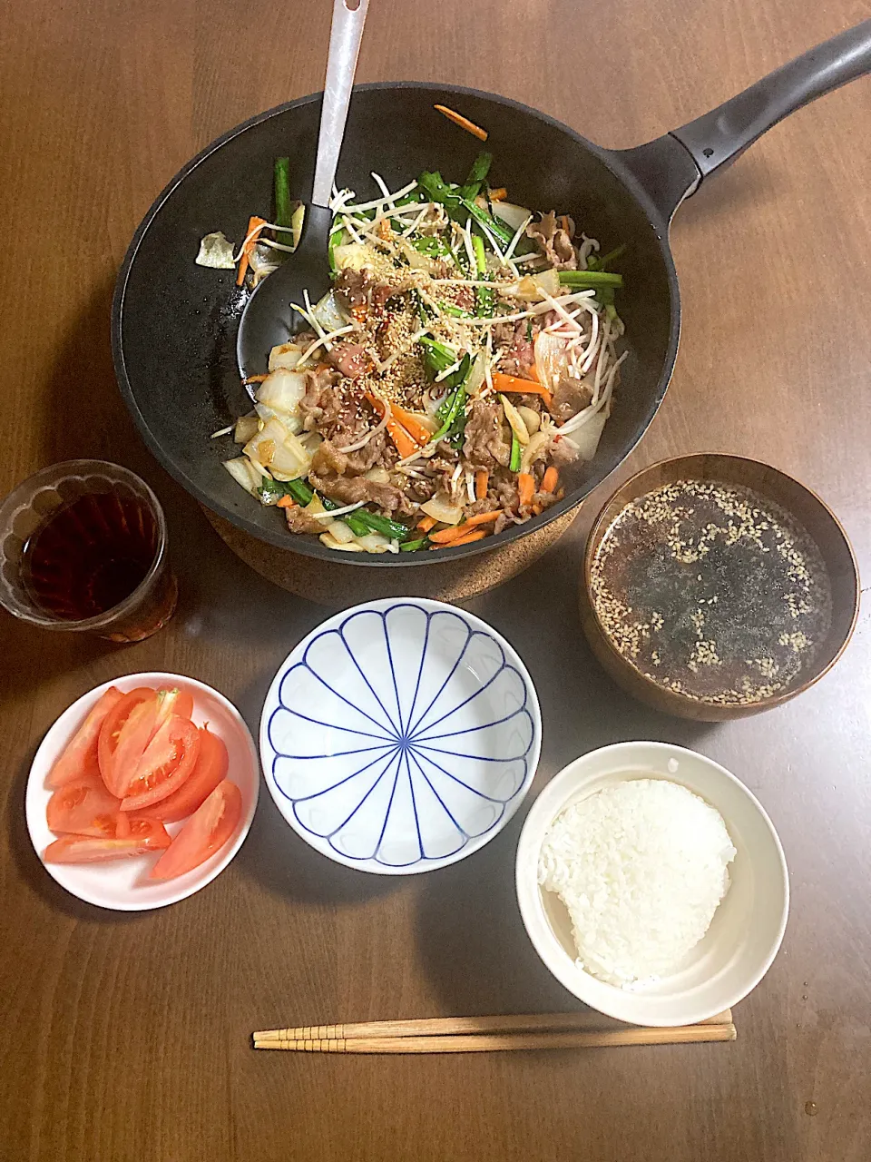 今日の晩ご飯　牛肉のスタミナ炒め、トマトサラダ、韓国風味わかめスープ　インフルエンザによる療養1日目　熱が39.５℃に上がってしまいました。ダルくて辛いのですが、栄養を取らなきゃいけないので頑張って作りました。すぐに頓服飲んで寝ます💤|なびさん