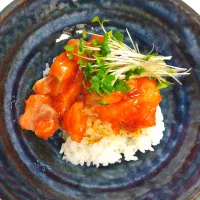 サーモンととびっこ、ブロッコリースプラウトのレモン醤油丼|mamedaifukuさん