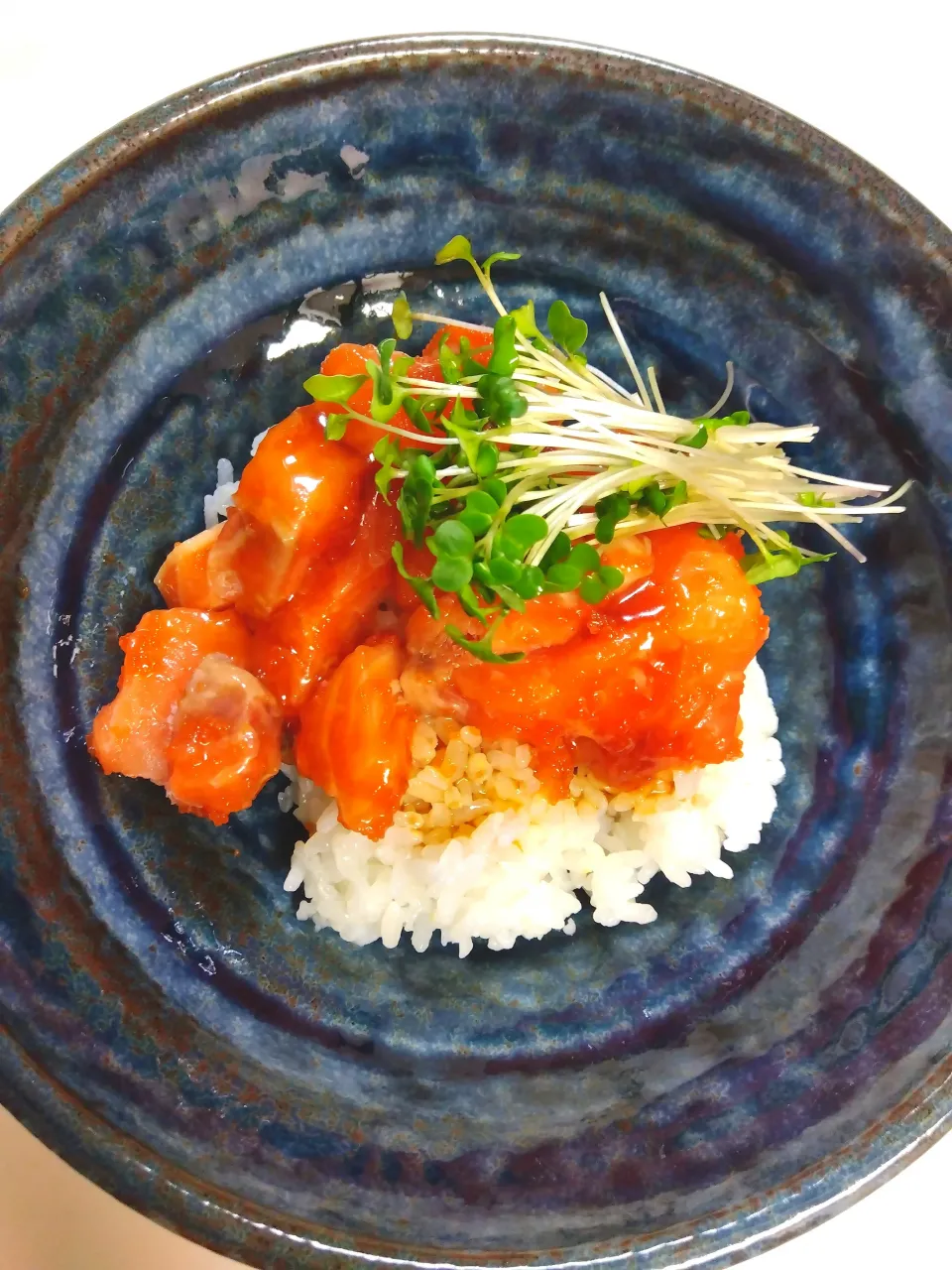 サーモンととびっこ、ブロッコリースプラウトのレモン醤油丼|mamedaifukuさん