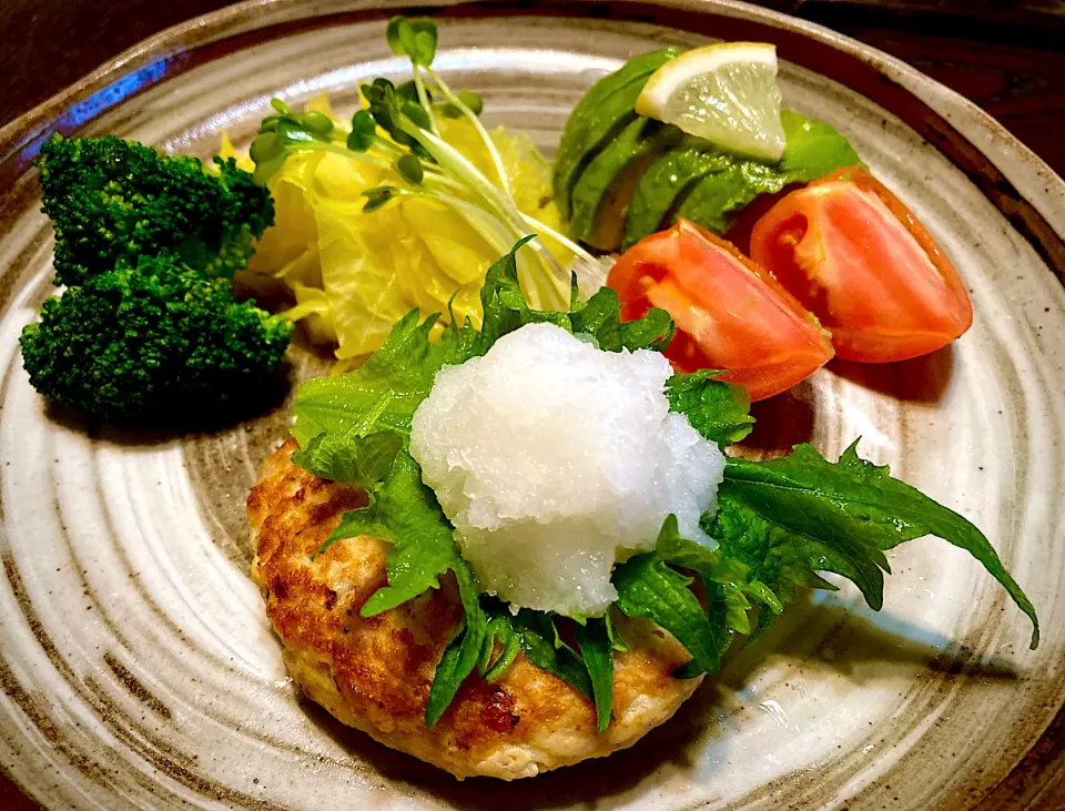 鶏豆腐おろしハンバーグにいろいろ添えて|mottoさん