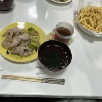晩御飯☆わかめスープ☆野菜炒め☆豚の生姜焼き☆フライドポテト|Saharaさん
