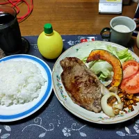 ご飯、ビーフステーキ、野菜ソテー、サラダ、コカ・コーラ、練乳かけ手作りミルクココアゼリー(夕飯)|enarinさん