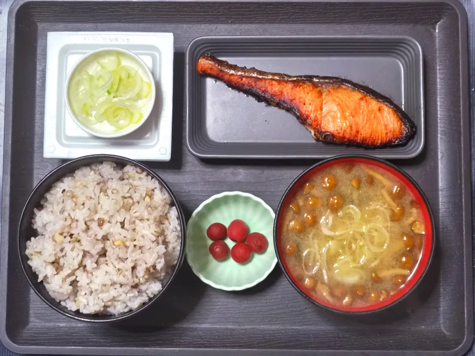 今日の朝ごはん（十六穀ごはんに銀鮭の塩麹漬、納豆、なめこ汁、カリカリ小梅）|Mars＠釜飯作り研究中さん