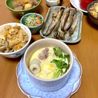 小田巻き蒸し、舞茸の炊き込みご飯、焼きししゃも、蒟蒻と蕪の煮物、黒豆納豆キムチスプラウト。たまにある茶色いご飯😊|さくたえさん