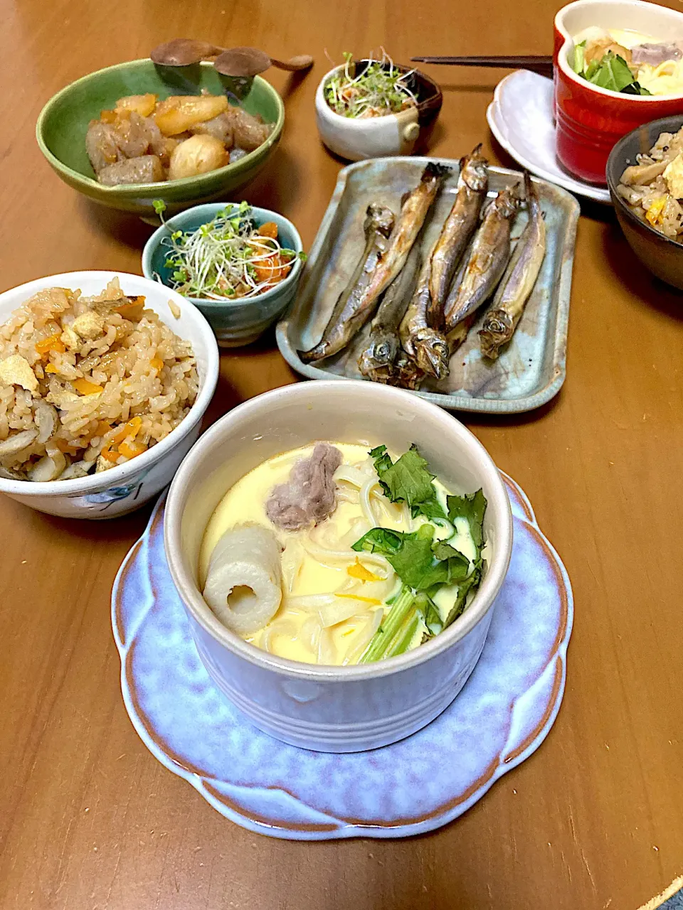 小田巻き蒸し、舞茸の炊き込みご飯、焼きししゃも、蒟蒻と蕪の煮物、黒豆納豆キムチスプラウト。たまにある茶色いご飯😊|さくたえさん