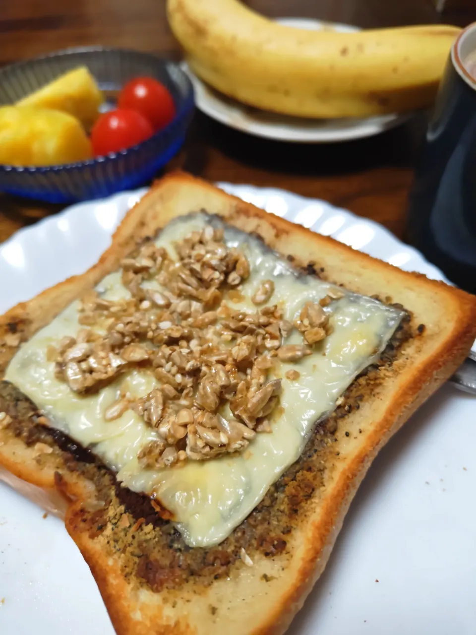 ひまわり種バーをのっけたきな粉チーズトースト|macchinaさん