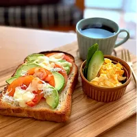 雨降りの朝のライ麦トースト