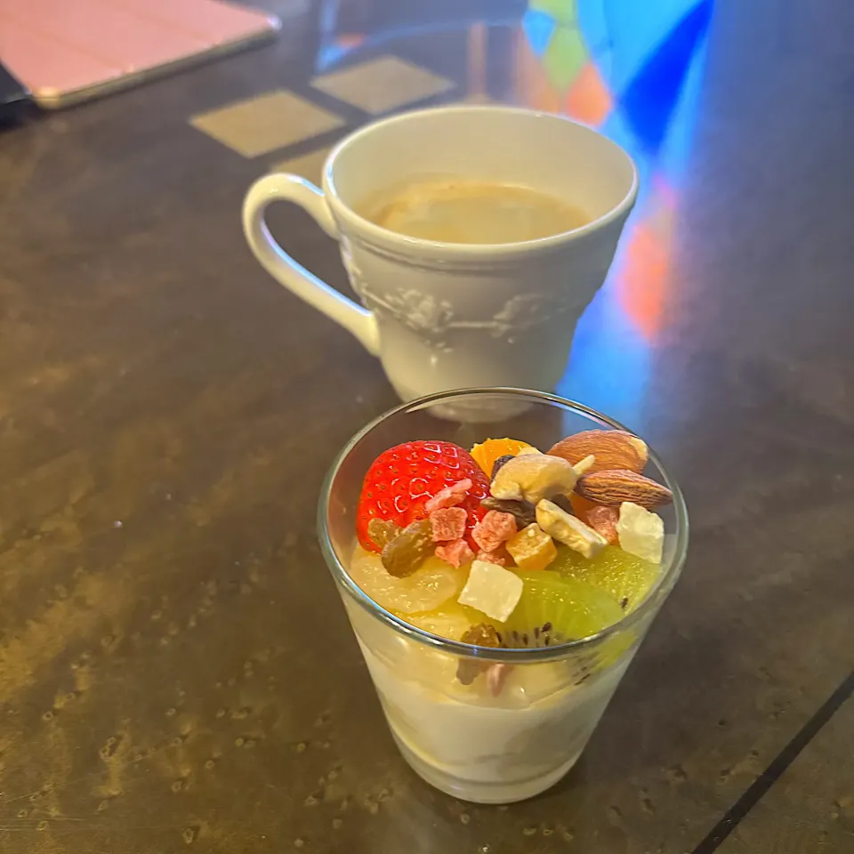 朝ごはんヨーグルトにフルーツピッツ|かっちゃん杉さん