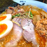 【毎週水曜日は中華鍋調理麺の日】 
中華そば 半ざわ 
あん肝味噌󠄀ラーメン(1,600円) 
＋煮玉子 (がんこ/覆麺智/花木共通のメンバーカード提示で無料) 
―麺半分
＠西巣鴨2分
(JR板橋駅から徒歩15分)
22039
〈醤21塩8噌󠄀3タ2出2F1冷0チ1混1つ0〉