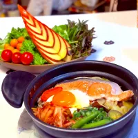 厚切り銀鮭の鍋焼きうどん🍲　前菜に林檎、金柑、はミニトマト、リーフレタスのサラダ🥗　デザートはキーウィヨーグルト🥝🥣　|マニラ男さん