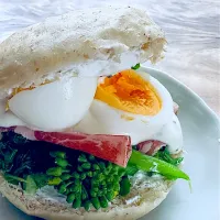 菜の花と生ハムのベーグルサンド|くまちゃんさん