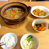 鶏団子と根菜のうま味噌鍋、温野菜、イカ、海老の玉子とじ、かぼちゃ煮。|くろーぶやんさん