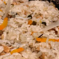 夜ごはん①しらす味付きいなり揚げ炊き込みご飯、②生協の五目春巻き、冷凍餃子揚げたのとオクラもずく酢、キャベツ