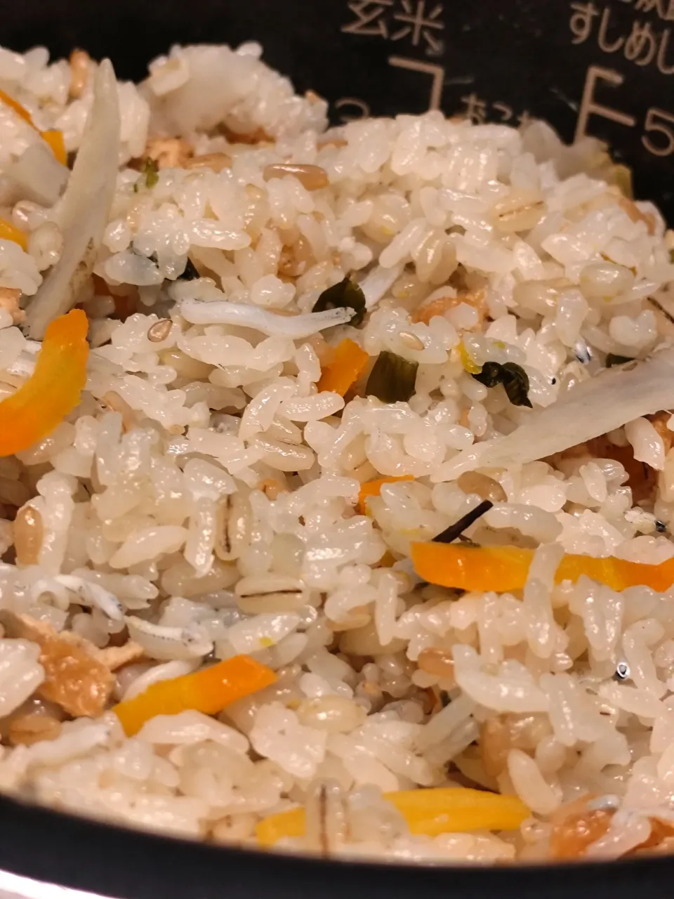 夜ごはん①しらす味付きいなり揚げ炊き込みご飯、②生協の五目春巻き、冷凍餃子揚げたのとオクラもずく酢、キャベツ|m.rafuさん