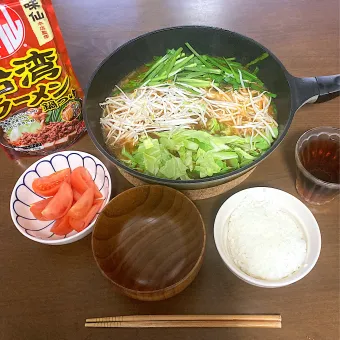 Snapdishの人気料理写真:今日の晩ご飯　「味仙 台湾ラーメン 鍋つゆ」を使った牛ホルモン鍋　インフルエンザによる療養２日目　とにかくスタミナつけなきゃってことで作りました。体が芯からあったまり、ドッと汗をかきました　ウィルス撃退できたかな？　ちなみに５日間の療養期間中の食材は昨日、病院からの帰りがけに「ヤマナカ」さんで買い揃えました。