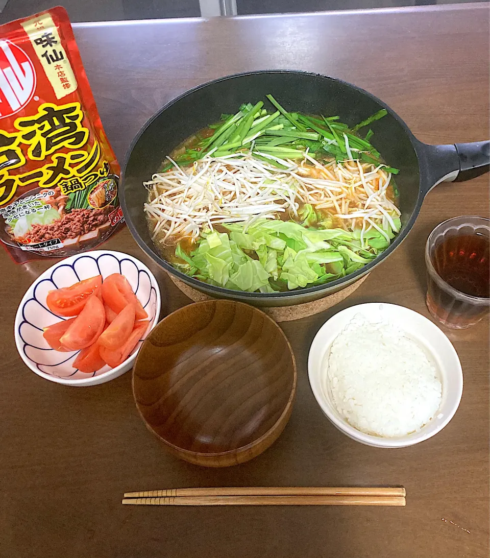 今日の晩ご飯　「味仙 台湾ラーメン 鍋つゆ」を使った牛ホルモン鍋　インフルエンザによる療養２日目　とにかくスタミナつけなきゃってことで作りました。体が芯からあったまり、ドッと汗をかきました　ウィルス撃退できたかな？　ちなみに５日間の療養期間中の食材は昨日、病院からの帰りがけに「ヤマナカ」さんで買い揃えました。|なびさん