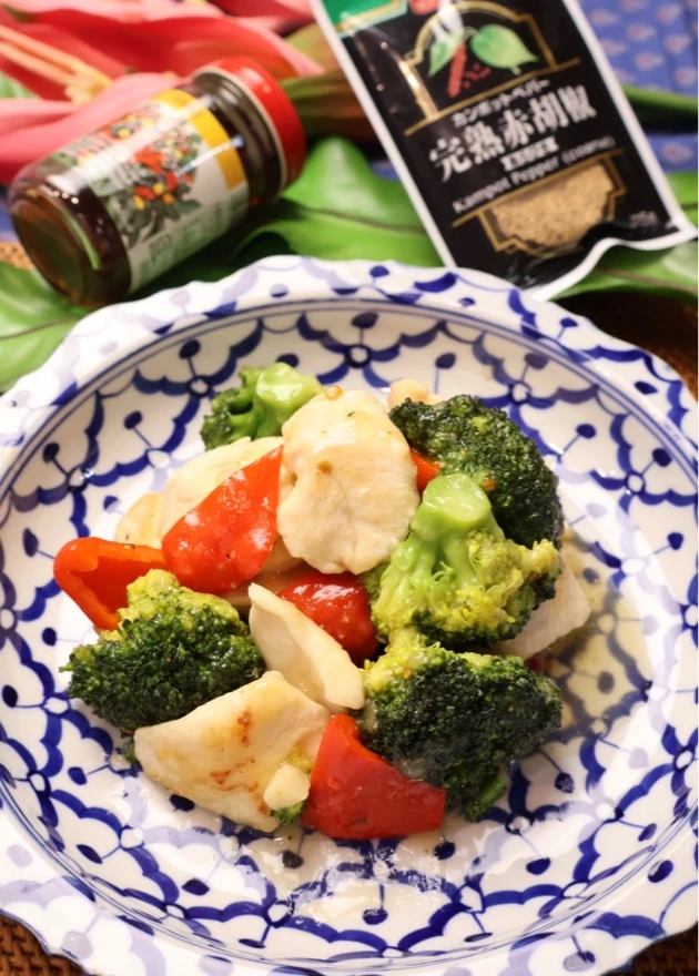 鶏ムネ肉とブロッコリーのエスニック炒め|めいめいさん
