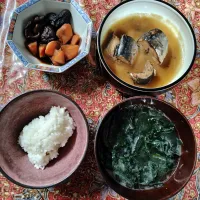 レンチン夕飯　鯖の味噌煮缶詰　どんこと人参（ゆでて冷凍ストック)炊合せ、ワカメの味噌汁(干しワカメと味噌を椀に入れて湯を注ぐ)|はやとさん