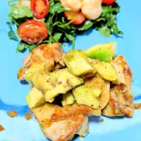 ｱﾎﾞｶﾄﾞと鶏もも肉の塩ﾚﾓﾝ炒め/ﾊﾟｸﾁｰとエビとﾄﾏﾄのサラダ|闇夜の狸さん