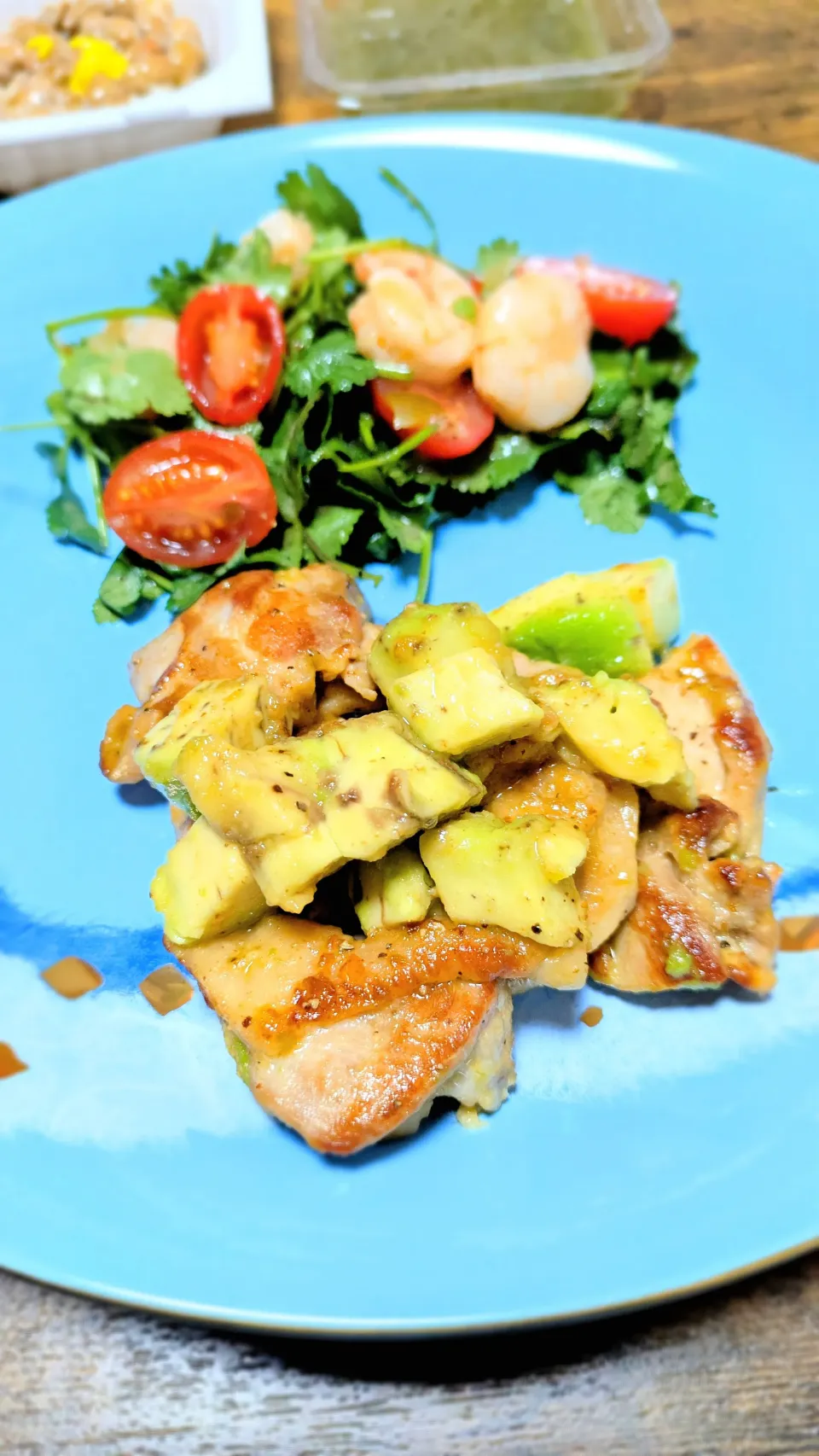 ｱﾎﾞｶﾄﾞと鶏もも肉の塩ﾚﾓﾝ炒め/ﾊﾟｸﾁｰとエビとﾄﾏﾄのサラダ|闇夜の狸さん