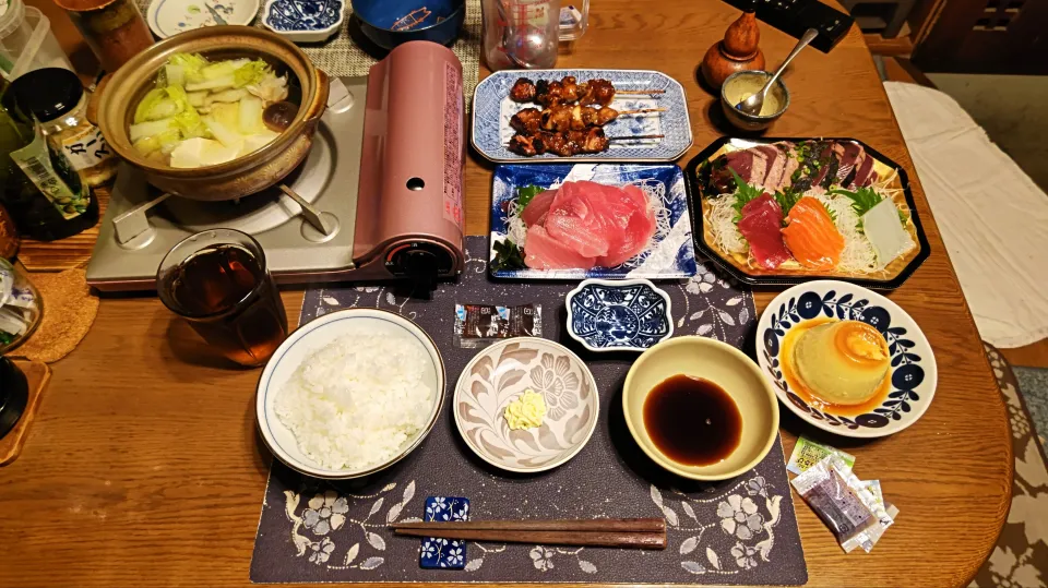 ご飯、簡単寄せ鍋、刺身盛り合わせ、めばちまぐろの切り落とし、ねぎま,鳥もも肉+にんにく串,鳥もも串、烏龍茶、手作りマグカッププリン(夕飯)|enarinさん