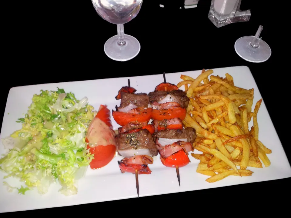 🇫🇷Beef skewers, fries, salad🇫🇷|KWAII69さん