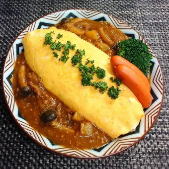 Snapdishの人気料理写真:モリモリオムカレーでムスコの置きランチ