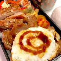おっさん弁当　ポテサラ　俺のチンピラ　サラダ　スパイシーチキン　焼き肉　カレーグラタン　漬け物　目玉の親父　汁　おにぎり　長男に作るたぶん最後の弁当😢　お粗末さまでした|ひげおやじさん