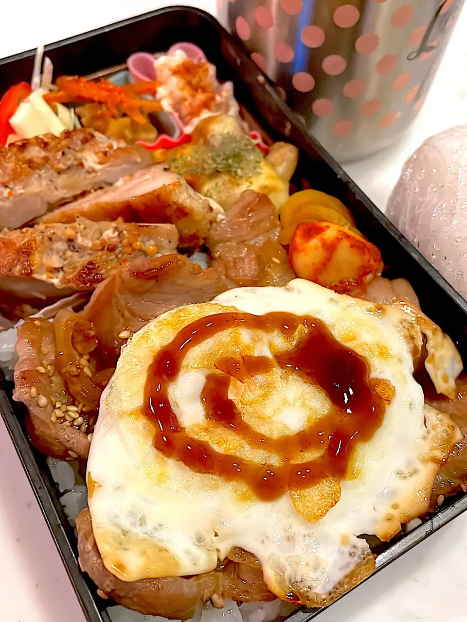 おっさん弁当　ポテサラ　俺のチンピラ　サラダ　スパイシーチキン　焼き肉　カレーグラタン　漬け物　目玉の親父　汁　おにぎり　長男に作るたぶん最後の弁当😢　お粗末さまでした|ひげおやじさん