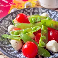 🥗スナップえんどうとトマトとモッツァレラのサラダ🥗|にゃんぺこさん