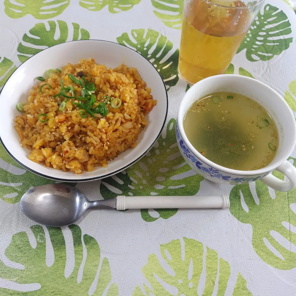 今日も作ってもらいました😊息子作キムチチャーハン手作りスープ付き✨|rikako♪。.:＊さん