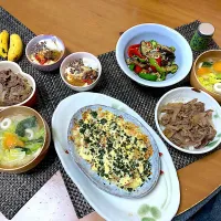 ミニ牛丼＊じゃがいもの和風チーズ焼き＊ピーマンと茄子のペペロンチーノ🌶️＊食前に島バナナ＊野菜たっぷりお味噌汁＊トッピング盛りだくさん豆乳グルト＊野草酵素| さくたえさん