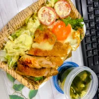 🍱🐓照り焼きチキンと🍳目玉焼き弁当🍱|TakeBooさん