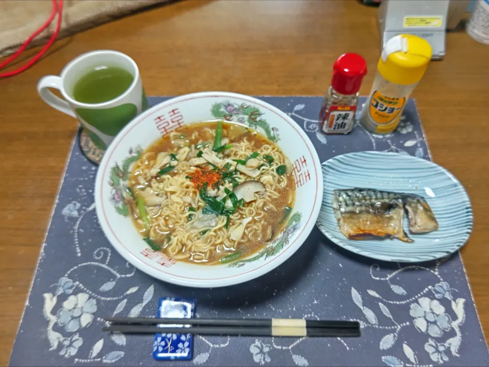 ニラキノコ味噌ラーメン、塩鯖焼き、熱い日本茶(昼飯)|enarinさん