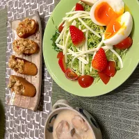 サラダ、グラノーラのフランスパン、シチュー|amiさん