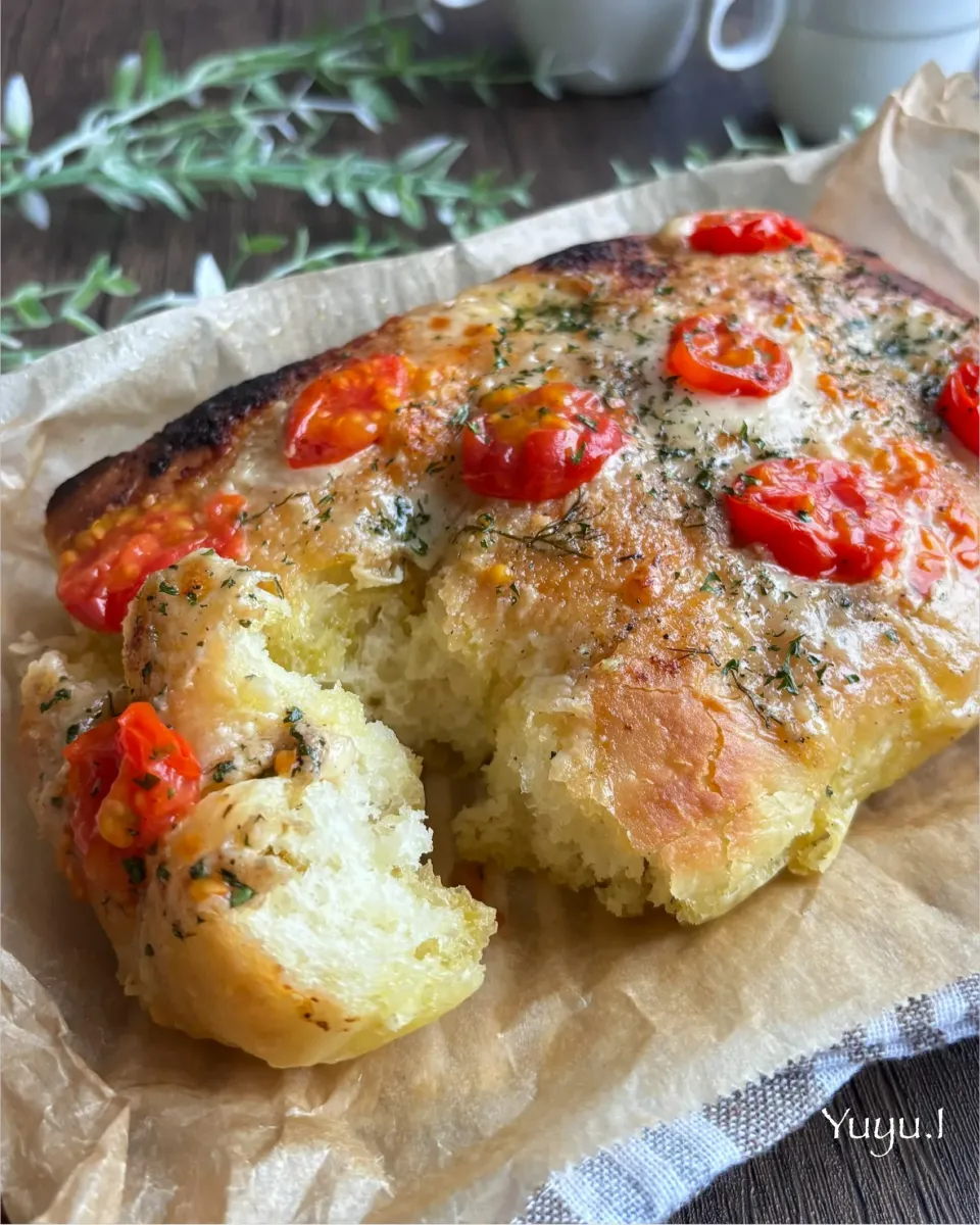 ハーブチーズ&トマトのフォカッチャ|ゆーこどんさん