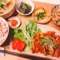 生姜焼き、揚げ茄子の煮浸し、カニカマときゅうりの中華サラダ、蕾菜のお漬物、明太子、十六穀米、ミニ水炊き| samさん