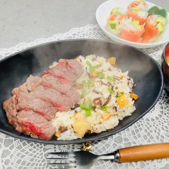 Snapdishの人気料理写真:「ガーリックチャーハンのステーキ乗せ」