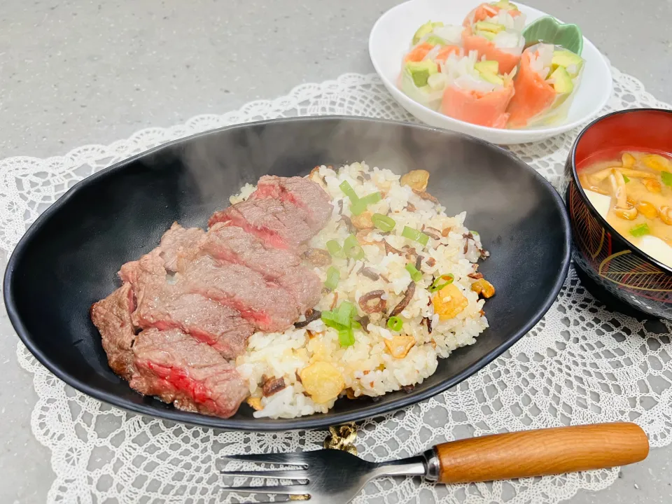 「ガーリックチャーハンのステーキ乗せ」|バシュランさん