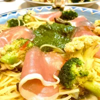 ブロッコリー🥦とカリフラワーとブラウンマッシュ、赤と黄色のパプリカのジェノベーゼソースパスタに生ハムを乗っけて。。。|Takeshi  Nagakiさん
